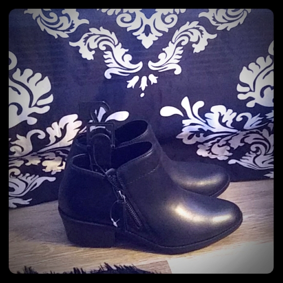 Shoes - ✨ Black little booties ✨